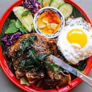 Crispy Half Duck Basil with Thai Basil Sauce